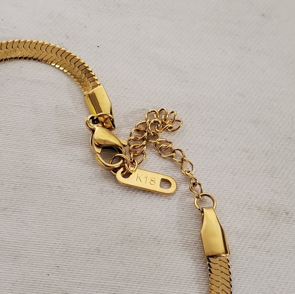 18K Yellow Gold Plated V Shaped Necklace With Black Inlaid Stone - Picture 4 of 5